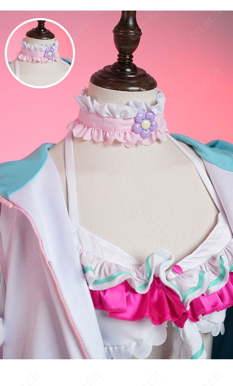 チョーカーのアップ。装飾モチーフと留め具の仕上げ、質感を強調したディテール写真。