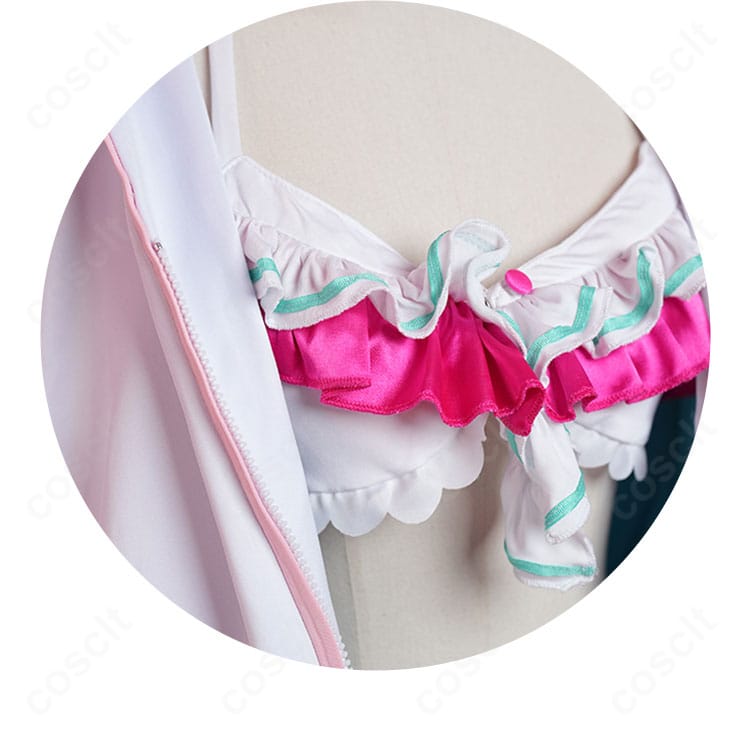 上衣（パーカー）胸元の装飾アップ。配色切り替えとステッチワーク、引き手の形状を確認できる。