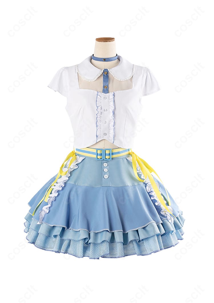 トップスの正面細部。ステッチやボタン位置、襟周りの縫製品質を示すクローズアップ。