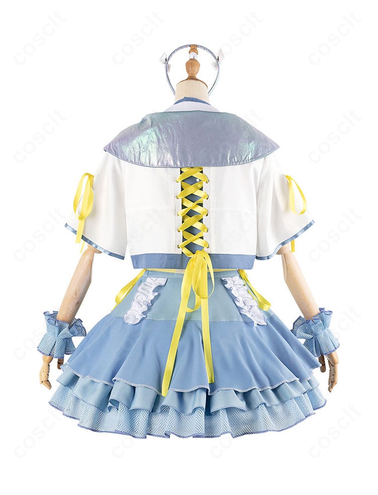 藤田ことね衣装の背面。コートのシルエット、後ろベルトとスカートのプリーツが分かる。