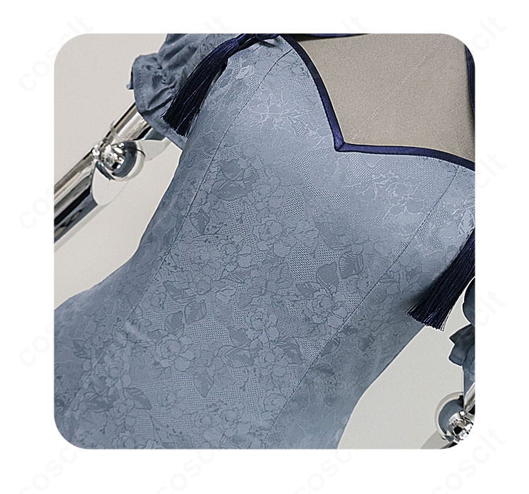 ジュビア・ロクサー チャイナ服の襟元ディテール。刺繍と飾り紐の精密な仕上がり