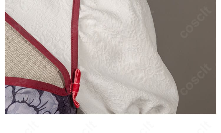 クルル・ツェペシ衣装の袖口ディテール。刺繍と赤のパイピングがアクセント。