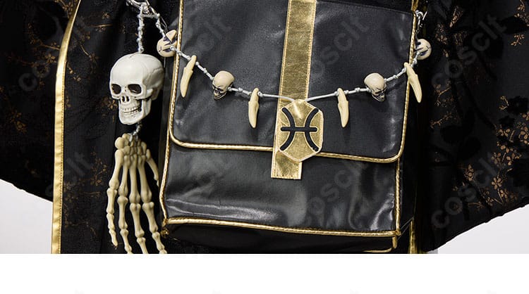 腰回りの装飾ディテール。ポーチの取り付けとベルト周辺の意匠、固定方法が分かる。