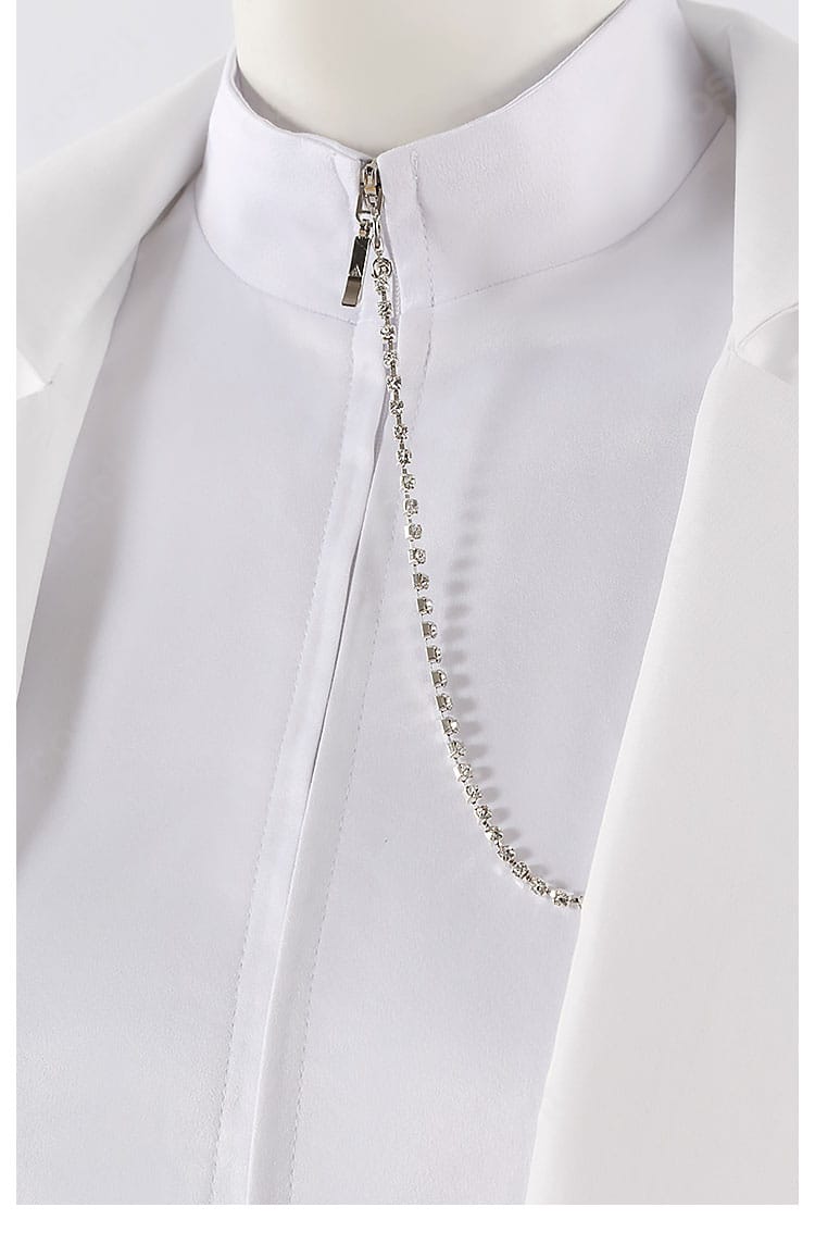 ネックライン装飾の接写。低光沢パーツと縫い目の整いを強調した画像