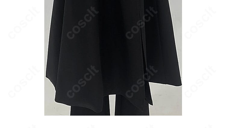 裾部分の装飾ディテール。ロングコートの端正なラインと仕上げの美しさを強調。