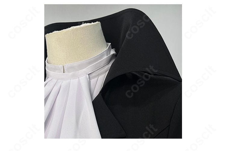 襟元装飾のクローズアップ。シャープな襟とスカーフの収まり、刺繍調ディテールが際立つ。