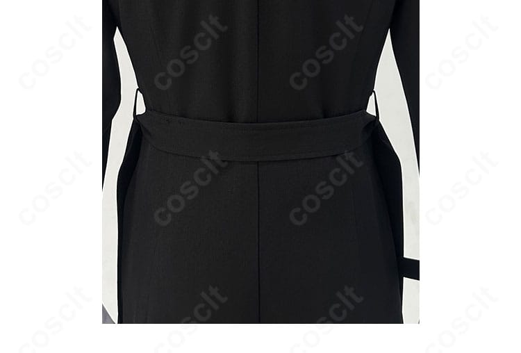 背面デザインのクローズアップ。センターラインと裾処理が美しく、後ろ姿まで映える仕上がり。