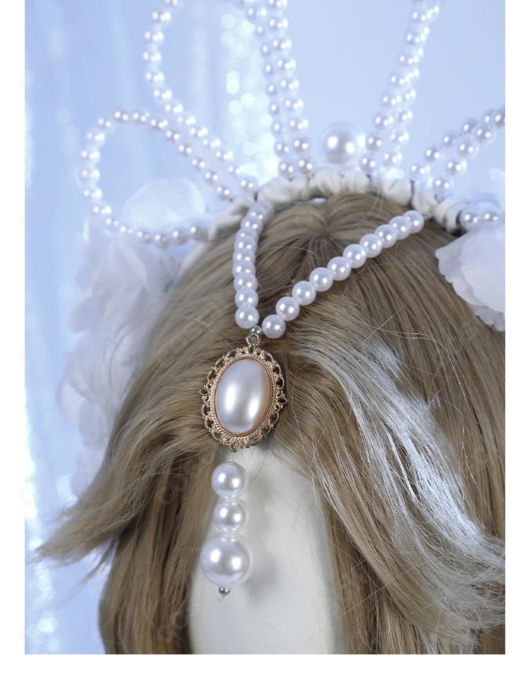 ヘッドアクセのビーズ装飾アップ。光の反射と透明感