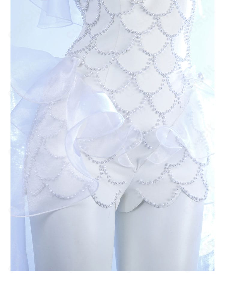 パンツ部の装飾詳細。ステッチとアクセントカラーを示す