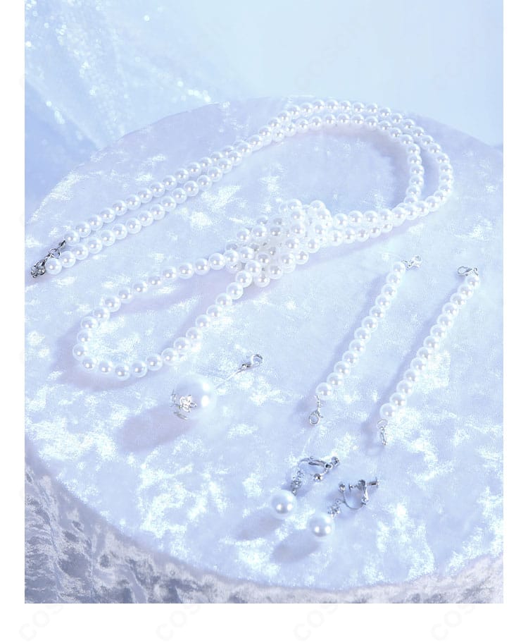 ネックレスとイヤリングのセットディテール。色調とモチーフの統一感