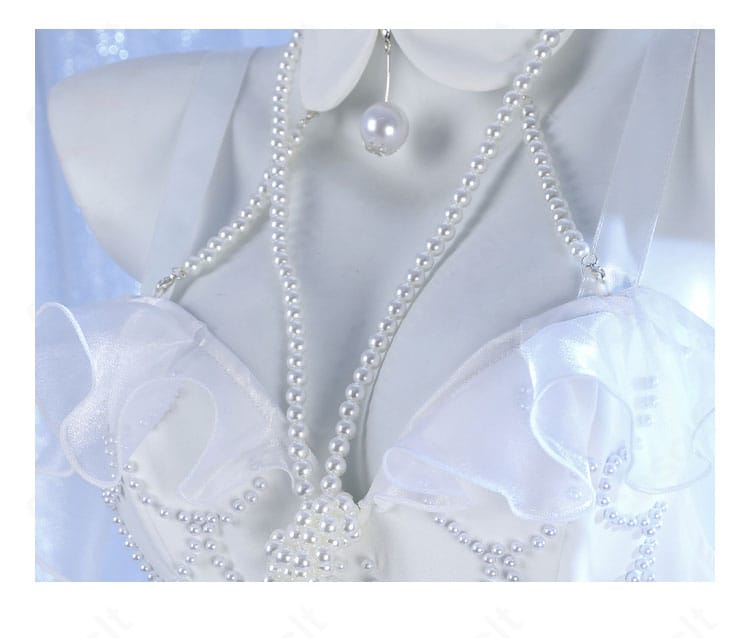 襟元装飾のクローズアップ。ビーズと縁取りの質感が分かる