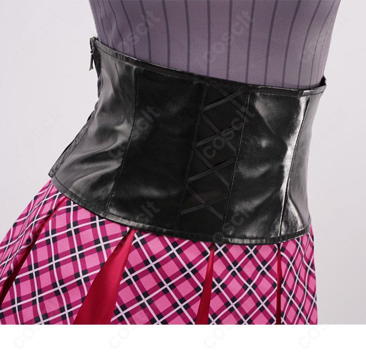 コルセットベルトと腰まわりのディテール。サイズ微調整しやすく、ウエストラインを綺麗に見せる設計。