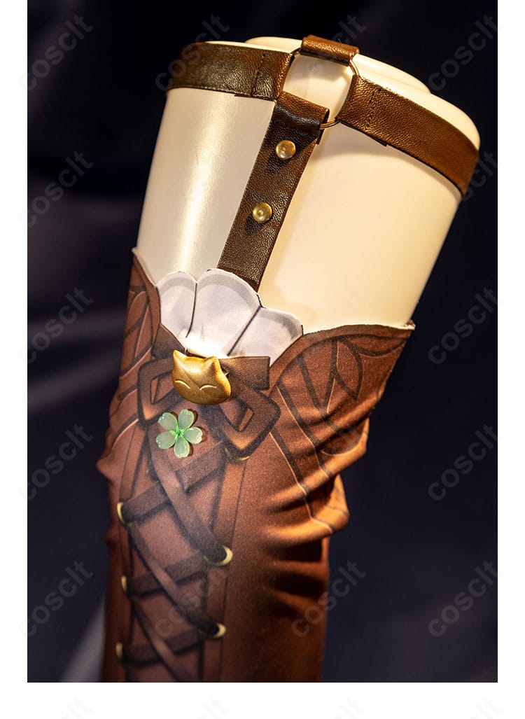 靴用装飾パーツのディテール。衣装と統一感のある意匠を示す画像