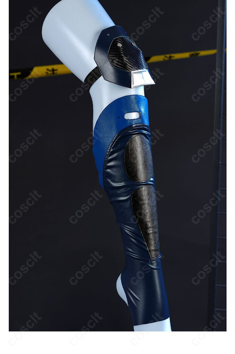 脚部正面の装飾ディテール。ニーパッドやソックスの質感、固定バンドの位置を確認。