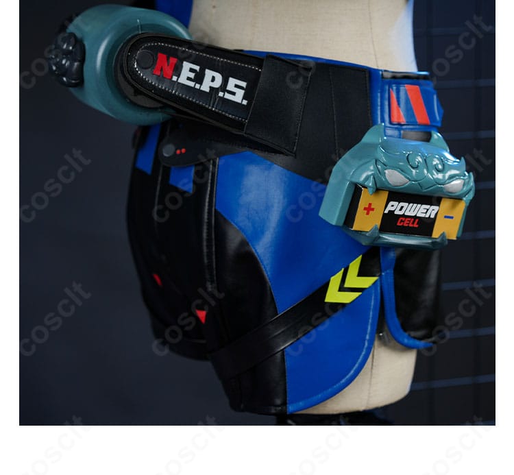 ショートパンツ側面の装飾ディテール。ポケット風意匠やストラップの取り回しが分かる。