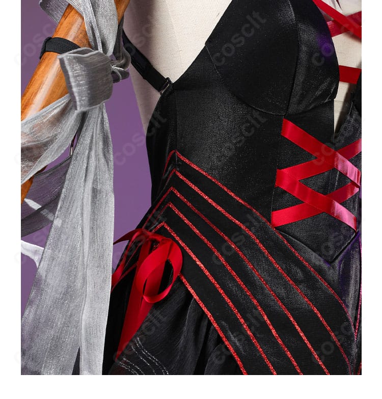 ウエスト周りの飾りチェーンと刺繍の拡大写真。立体的な装飾で豪華さを演出