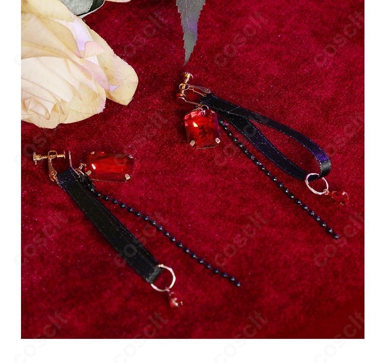 デレーヤのイヤリング拡大。存在感のあるデザインで顔周りを華やかに