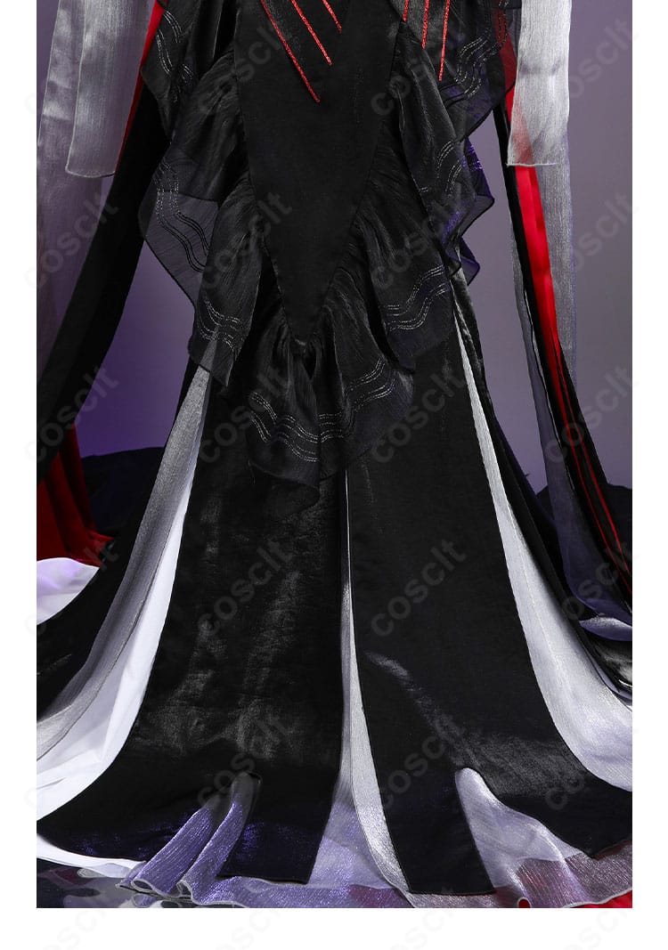 スカート背面装飾の詳細。揺れ感の出るパーツ配置で動きに映える