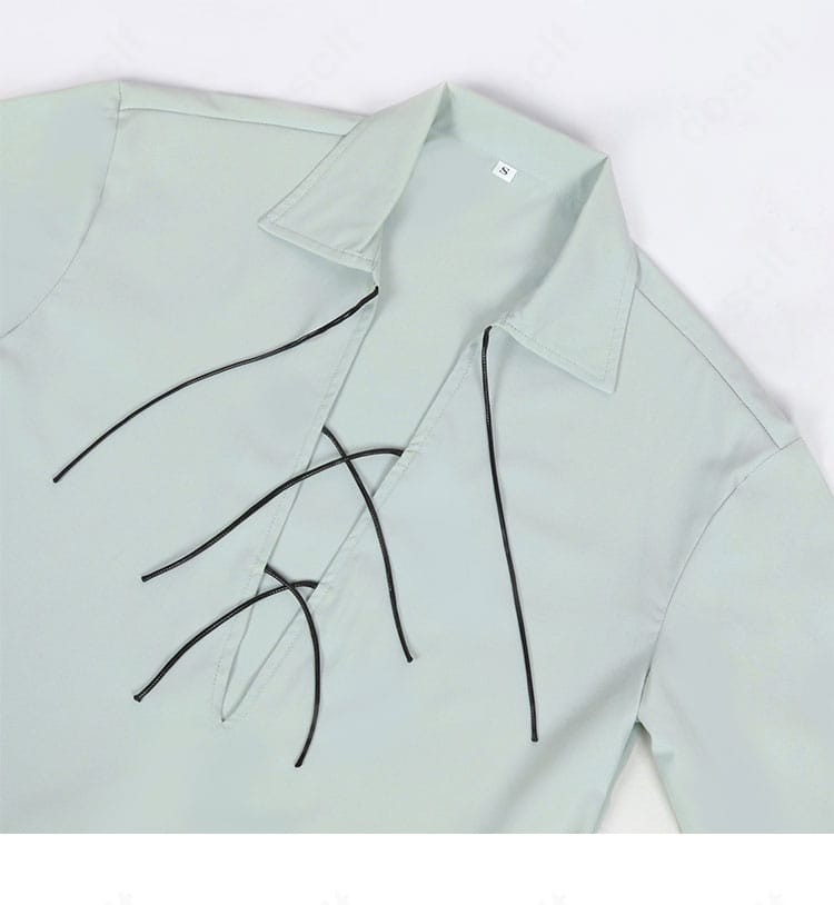 衣領の装飾ディテール。縁取りとパーツ配置のこだわりが分かる接写