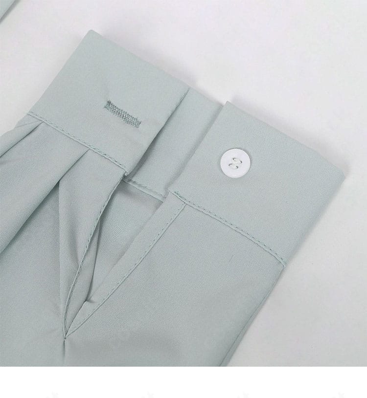 袖口の装飾ディテール。ステッチと装飾パーツの仕上げが分かる接写