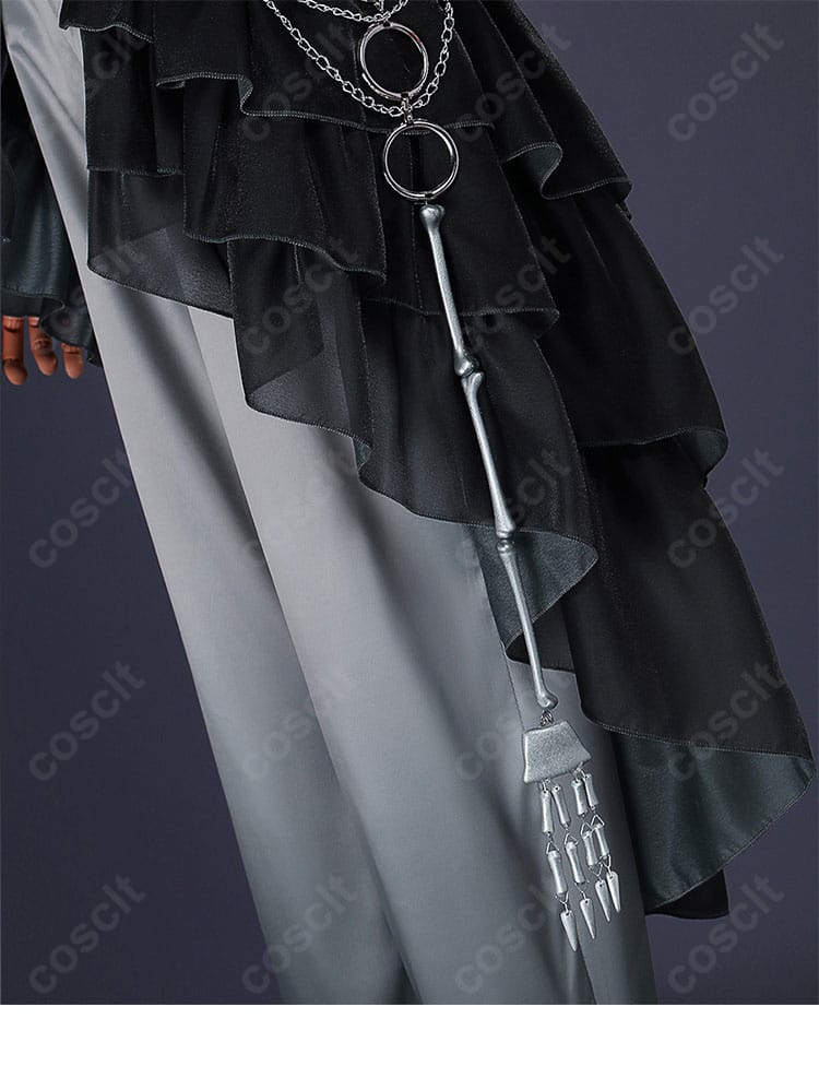 パンツのサイド装飾の接写。サイドラインのストラップと金具、縫製の仕上がりを確認。