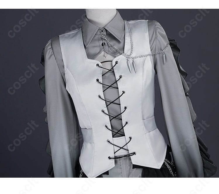 襟元ディテールのクローズアップ。襟の形状と装飾ステッチ、金属調パーツの配置が見える。