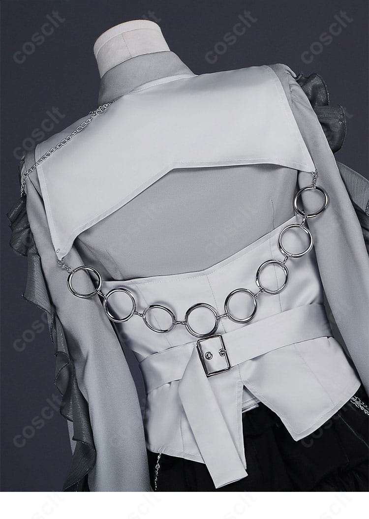 背面装飾の接写。背飾りの形状と取り付けポイント、質感のコントラストを強調。