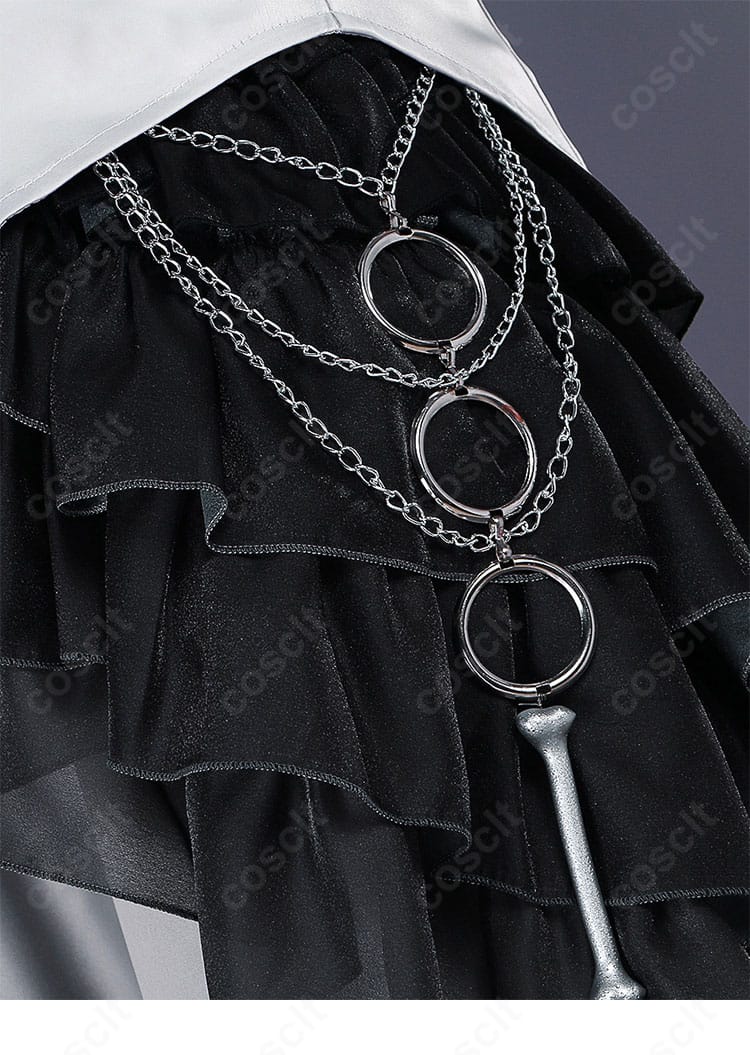 腰部装飾の接写。ベルトとチェーンの重なり、留め具の位置関係が分かる。