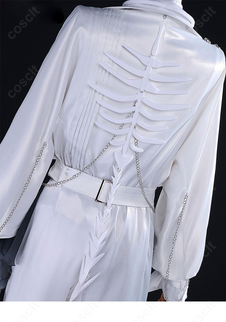 背面装飾のクローズアップ。コートの切り替えラインと金具の質感を強調