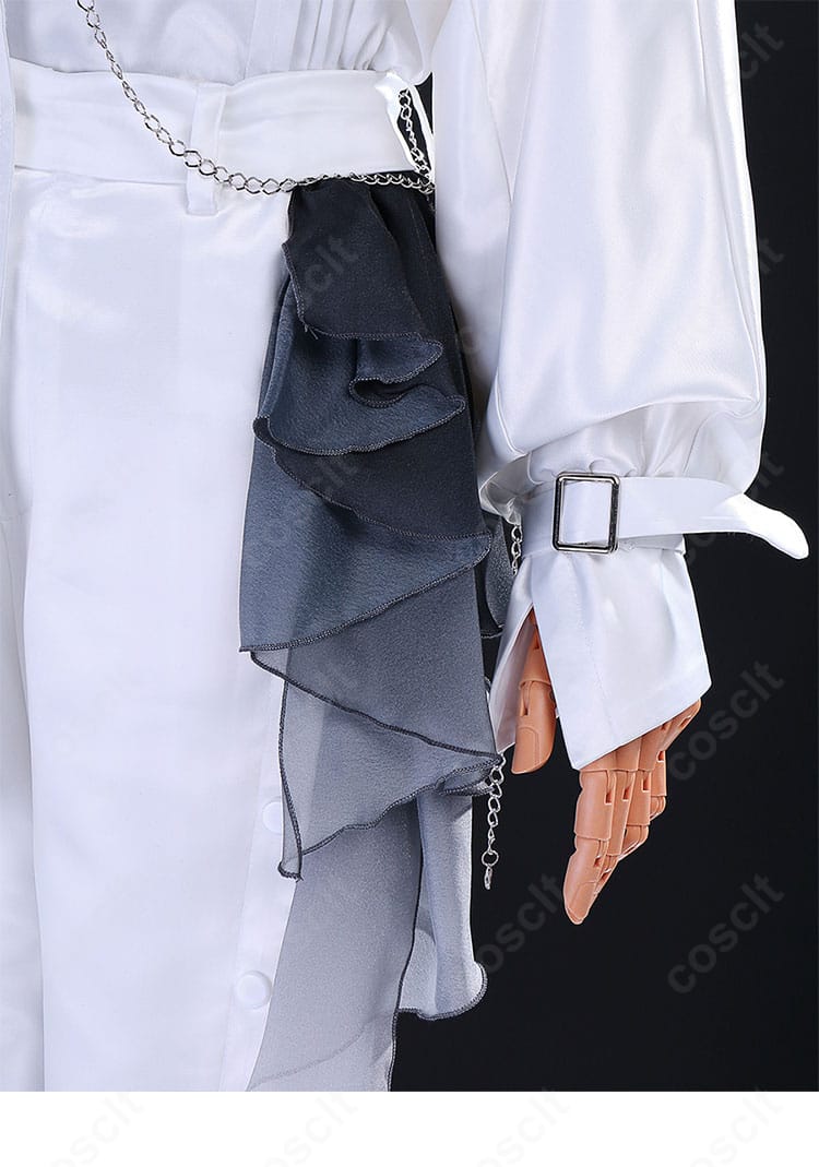 腰ベルトと袖周りのアクセサリー。チェーンや魚の骨アクセの配置バランスを示す