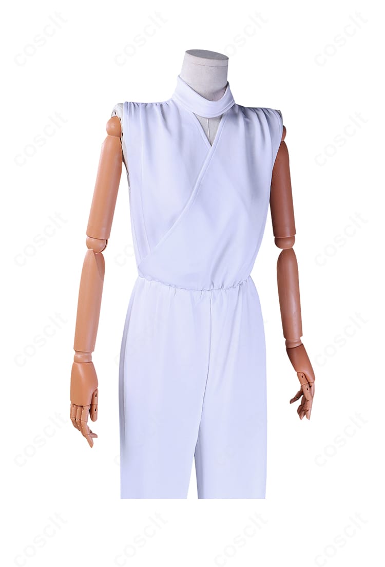 インナーのジャンプスーツ正面ディテール。胸元の切り替えと質感が分かるアップ