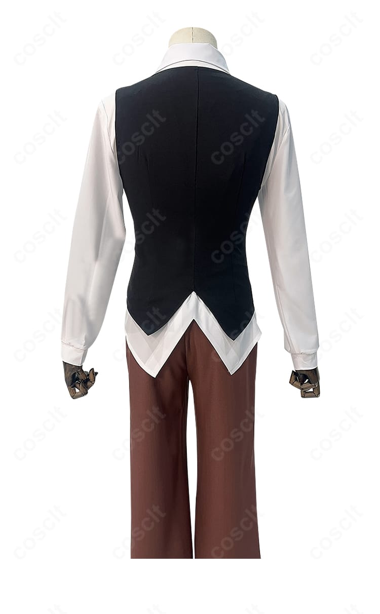 インナー背面ディテール。背中の切り替え線とシルエット保持のためのパターン処理。