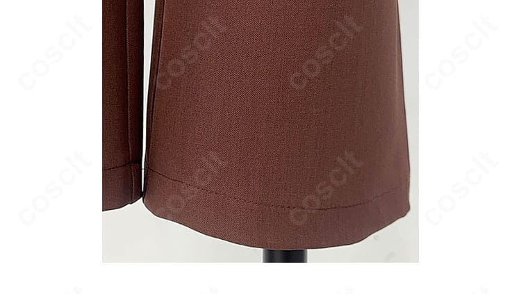 外套(マント)襟元の装飾。襟のステッチと留め具の質感を強調したクローズアップ。