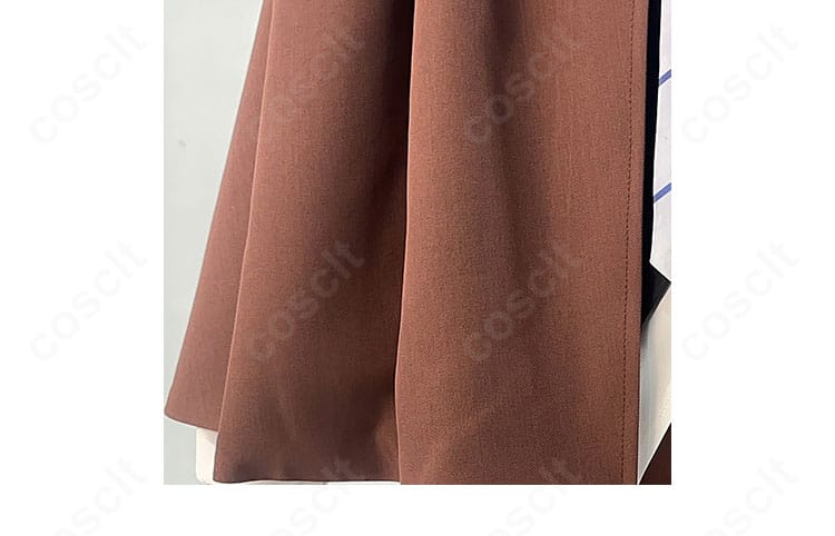 帽子のディテール。クラウンの形状とブリムの縁取り、成形の良さを確認できるアップ。