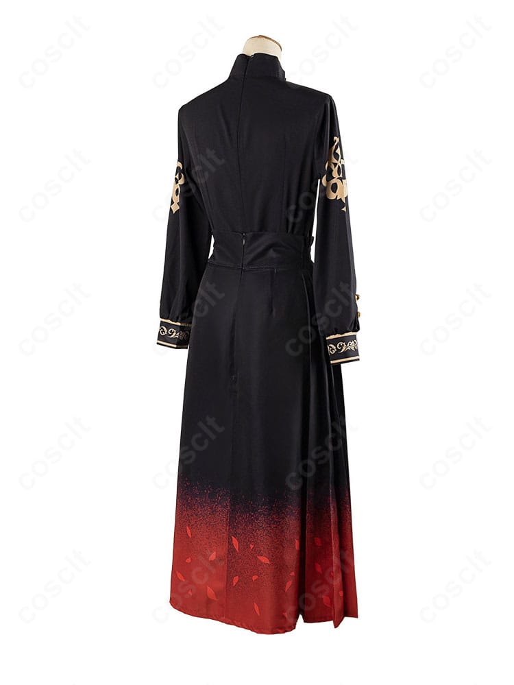 背面装飾のアップ。チェーンや装飾の取り付けと位置関係、背面の質感を強調したカット。