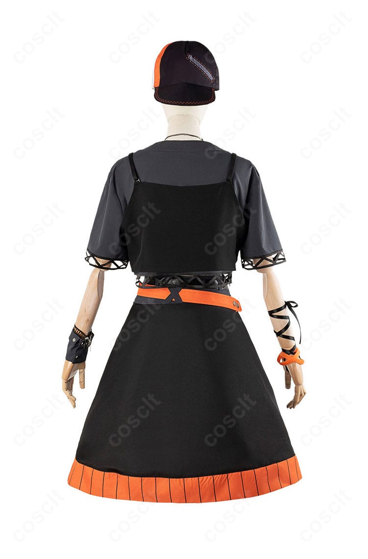 背面商品写真。後ろ開きの構造とオーバースカートの落ち感がわかるカット