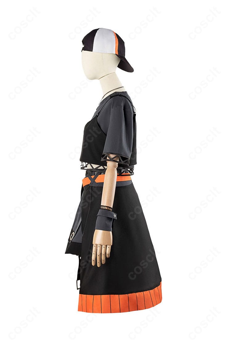 左側ディテール写真。肩周りとスカートの装飾、パイピングの精度をクローズアップ