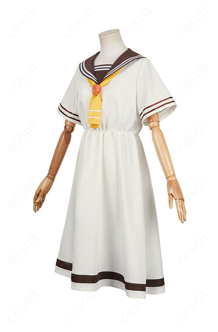 温水佳樹コスプレ衣装を左側面から撮影。ワンピースのシルエットと縫製ライン、裾の落ち感を確認できる一枚。