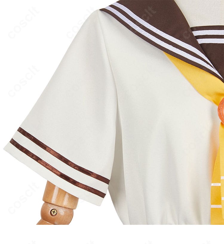 温水佳樹コスプレ衣装の肩・袖ディテール。上品な装飾とステッチワークで学園テイストを表現。