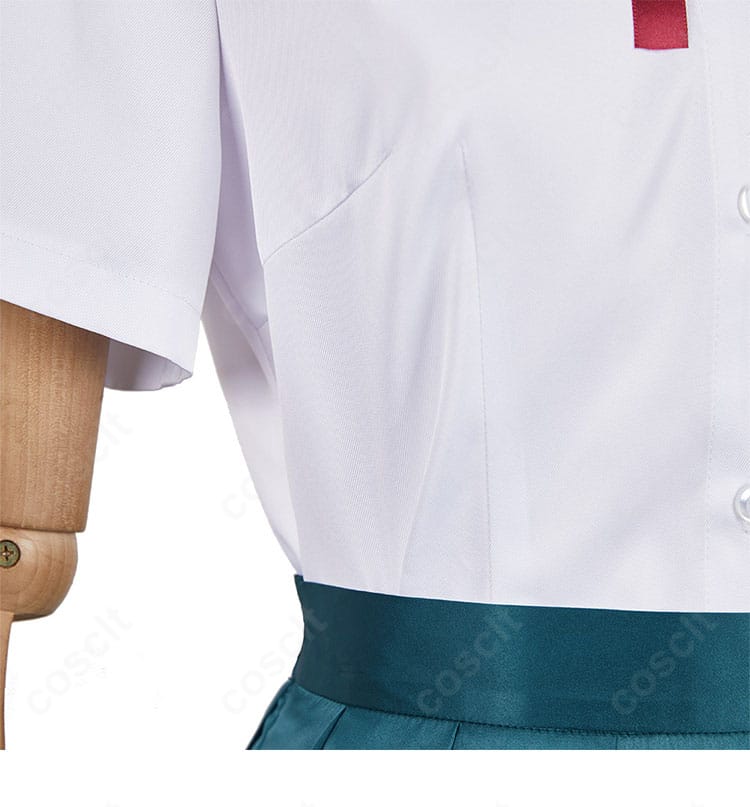 シャツ襟の装飾ディテール。上品で繊細な仕上げが清楚な印象を演出。