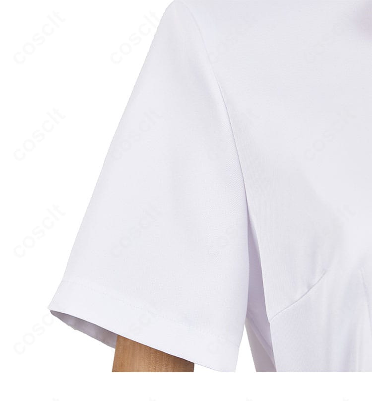 肩と袖口のクローズアップ。ステッチが整い、シルエットを保つ丁寧な縫製。