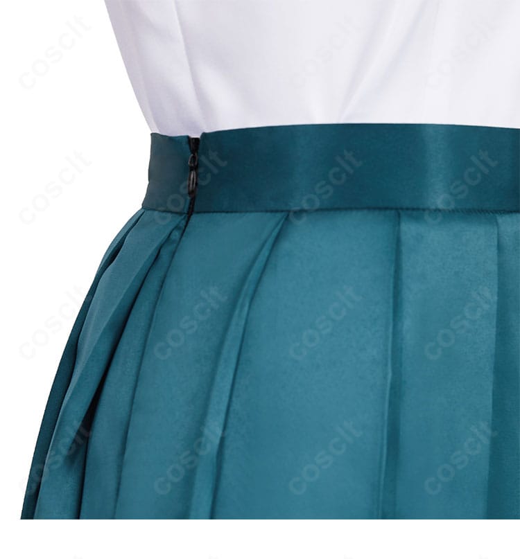 スカートの装飾チェーン周辺のアップ。正確な配置と美しい艶感で存在感をプラス。