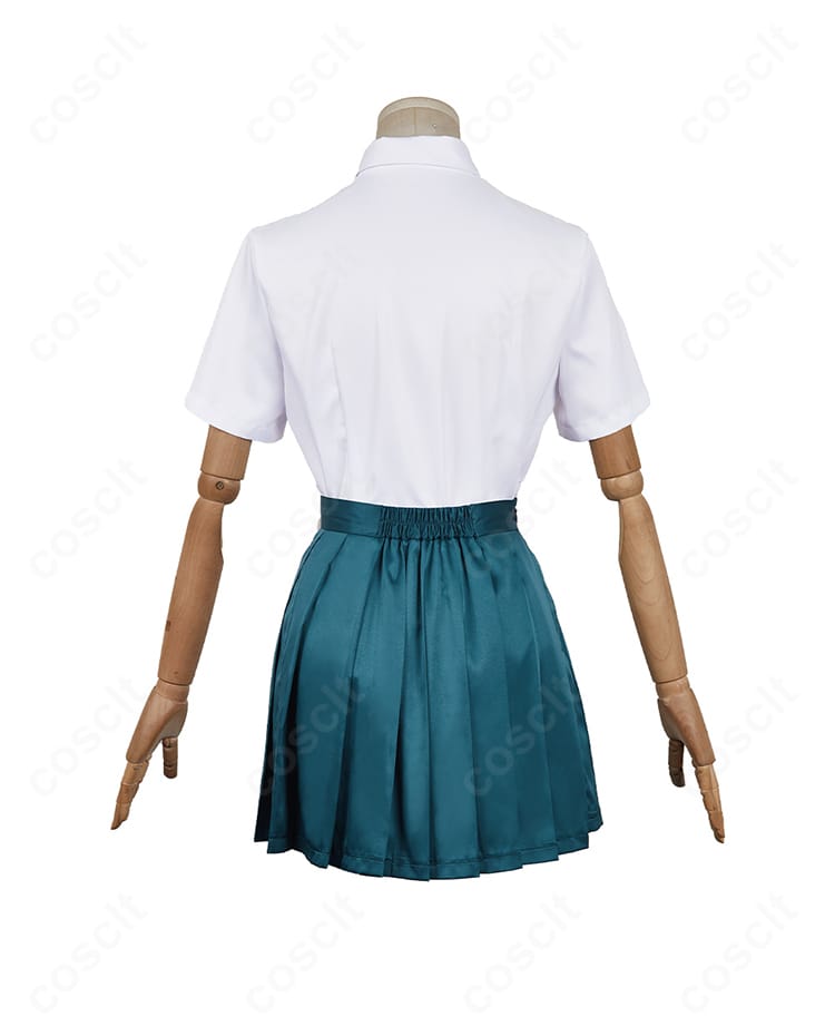 学園制服コスプレの背面全体。背中のラインまで端正に再現し、後ろ姿もすっきり。