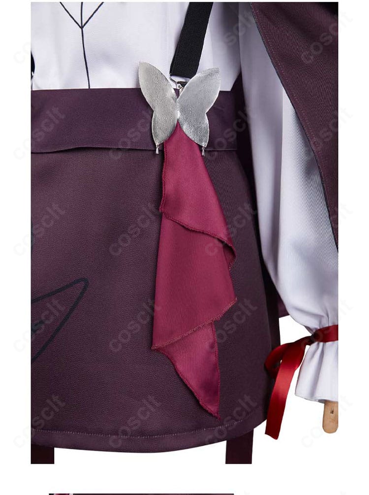 腰回りの装飾クローズアップ。サスペンダー配置とコートの切り替えが分かる。