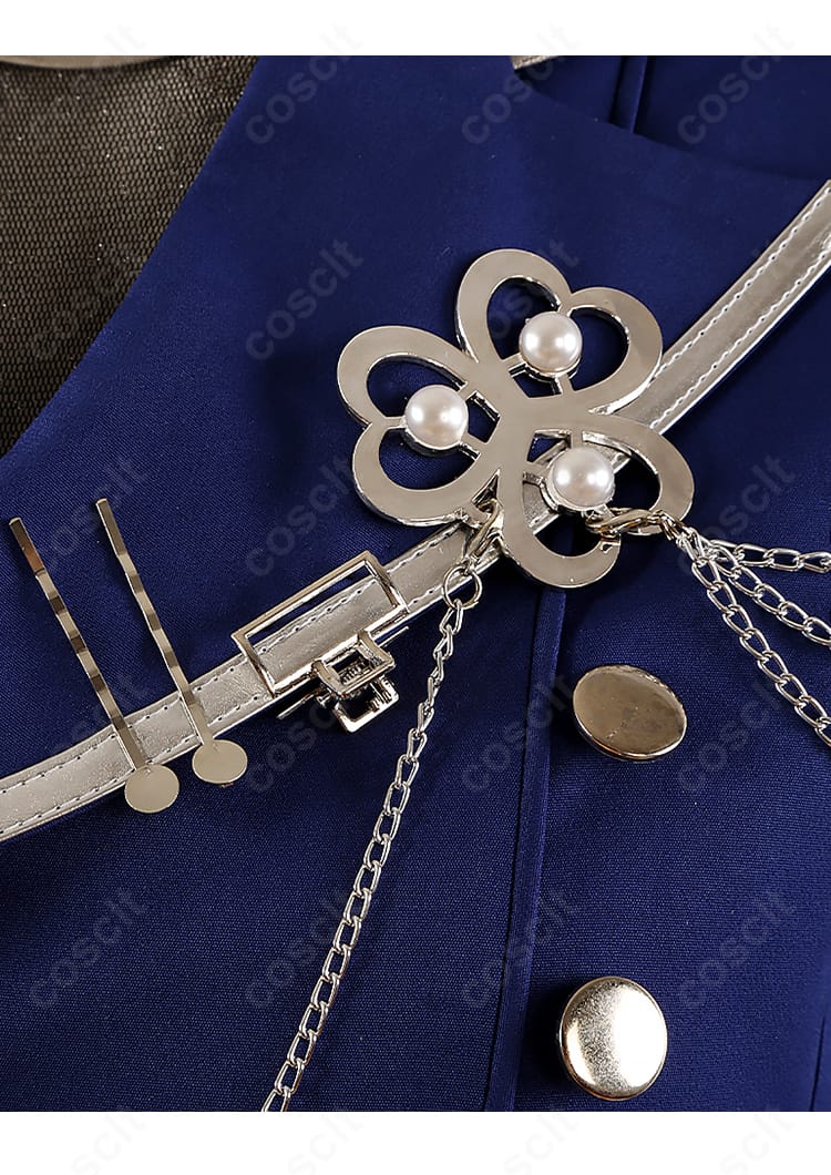 KAITOコスプレ衣装の襟元装飾アップ。ネックレスや刺繍ディテールの質感と配置を明瞭に示した接写