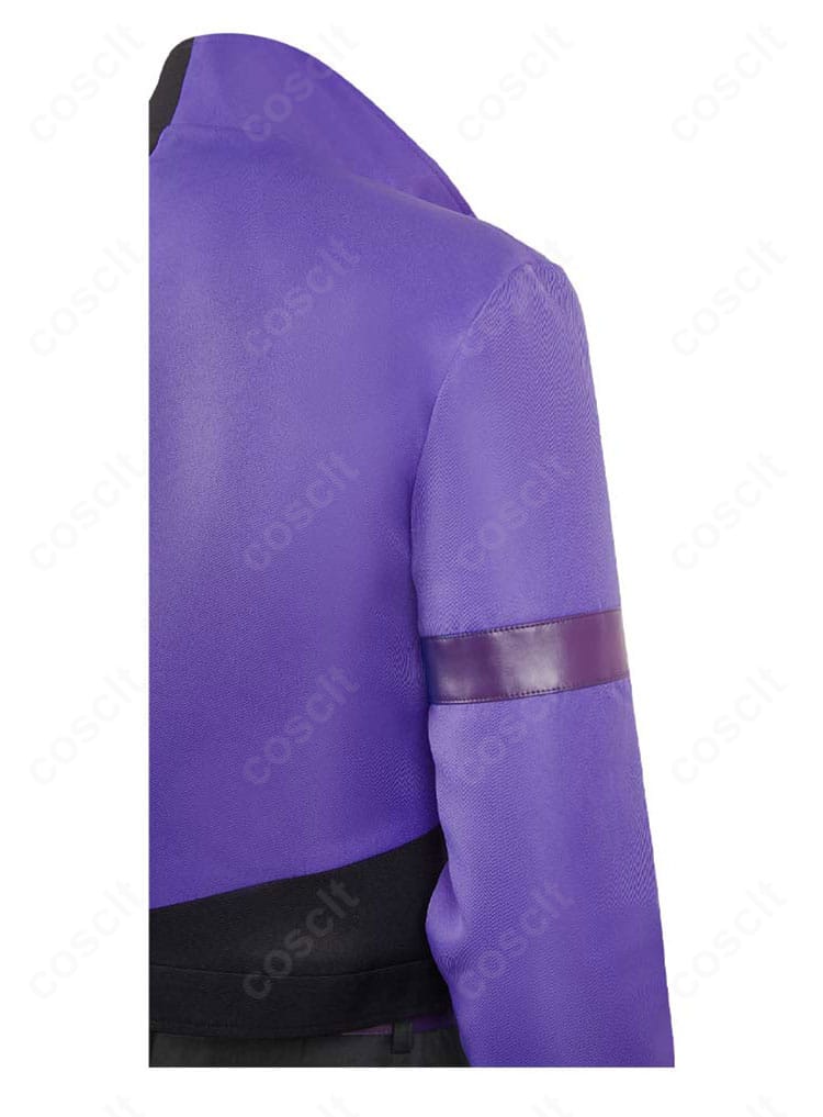 肩・袖まわりの装飾ディテール。タクティカルな印象を強めるパネルラインとパーツ設計。