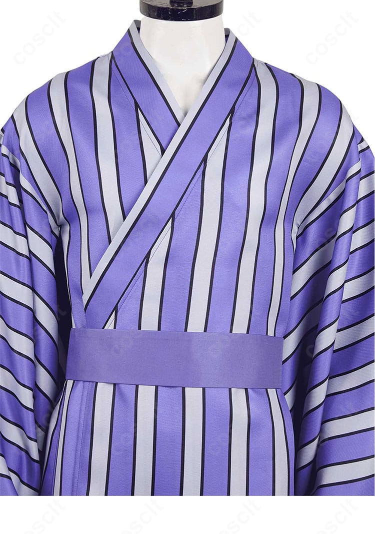 浴衣の襟元ディテール。重ねのラインと装飾意匠がわかる接写カット。