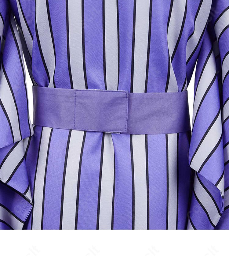 袖口ディテール。縫製の端処理と生地の落ち感を捉えたアップ。