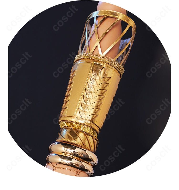 手首飾りの装飾ディテール。ブレスレットと手首パーツの素材感と留め仕様がわかる画像。