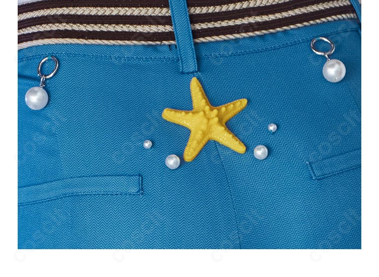 ショートパンツ背面の装飾ディテール。ポケット回りと金具の配置がわかるクローズアップ。